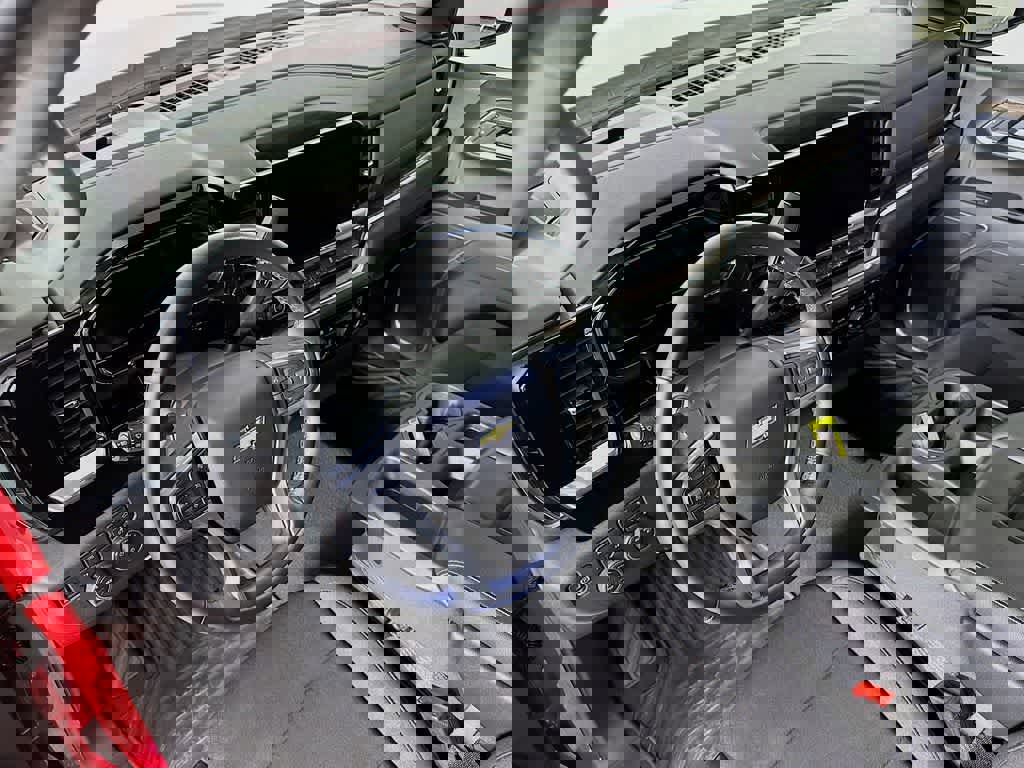 Used 2025 Chevrolet Silverado 1500 LT image 2