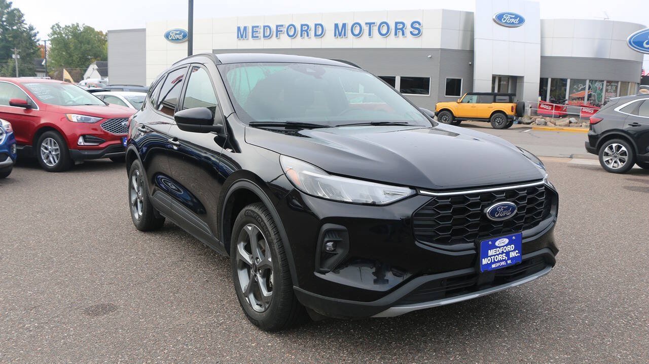 Certified 2025 Ford Escape ST-Line Select AWD/4WD image 2