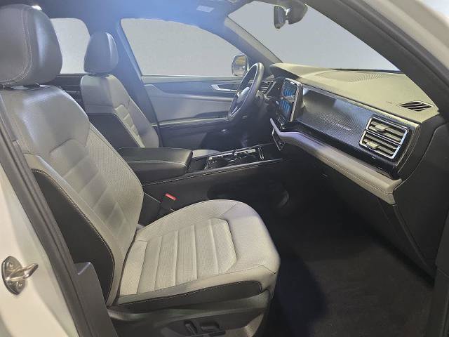Used 2024 Volkswagen Atlas Cross Sport SEL R-Line AWD/4WD image 19