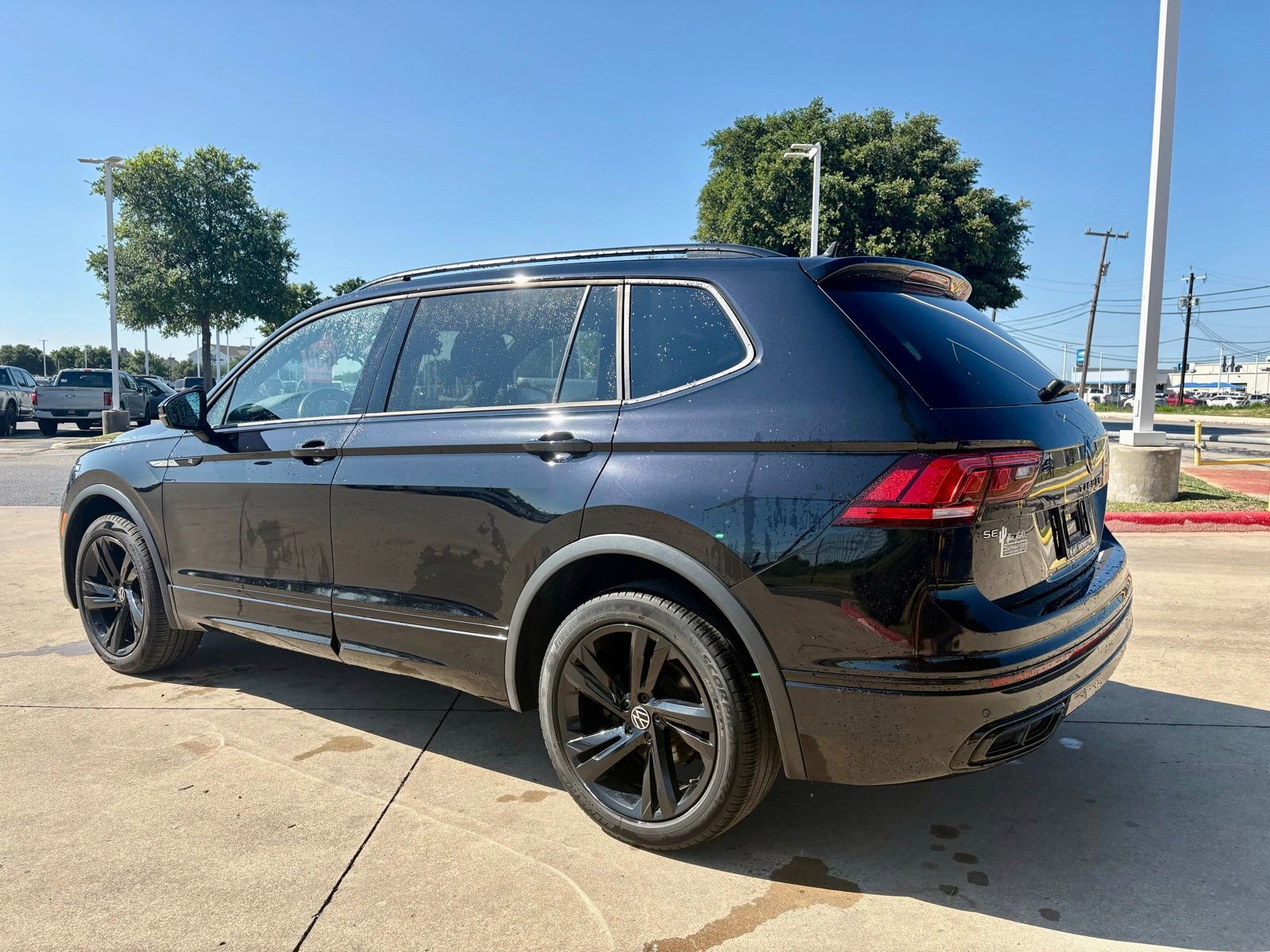 Used 2023 Volkswagen Tiguan SE R-Line AWD/4WD image 6