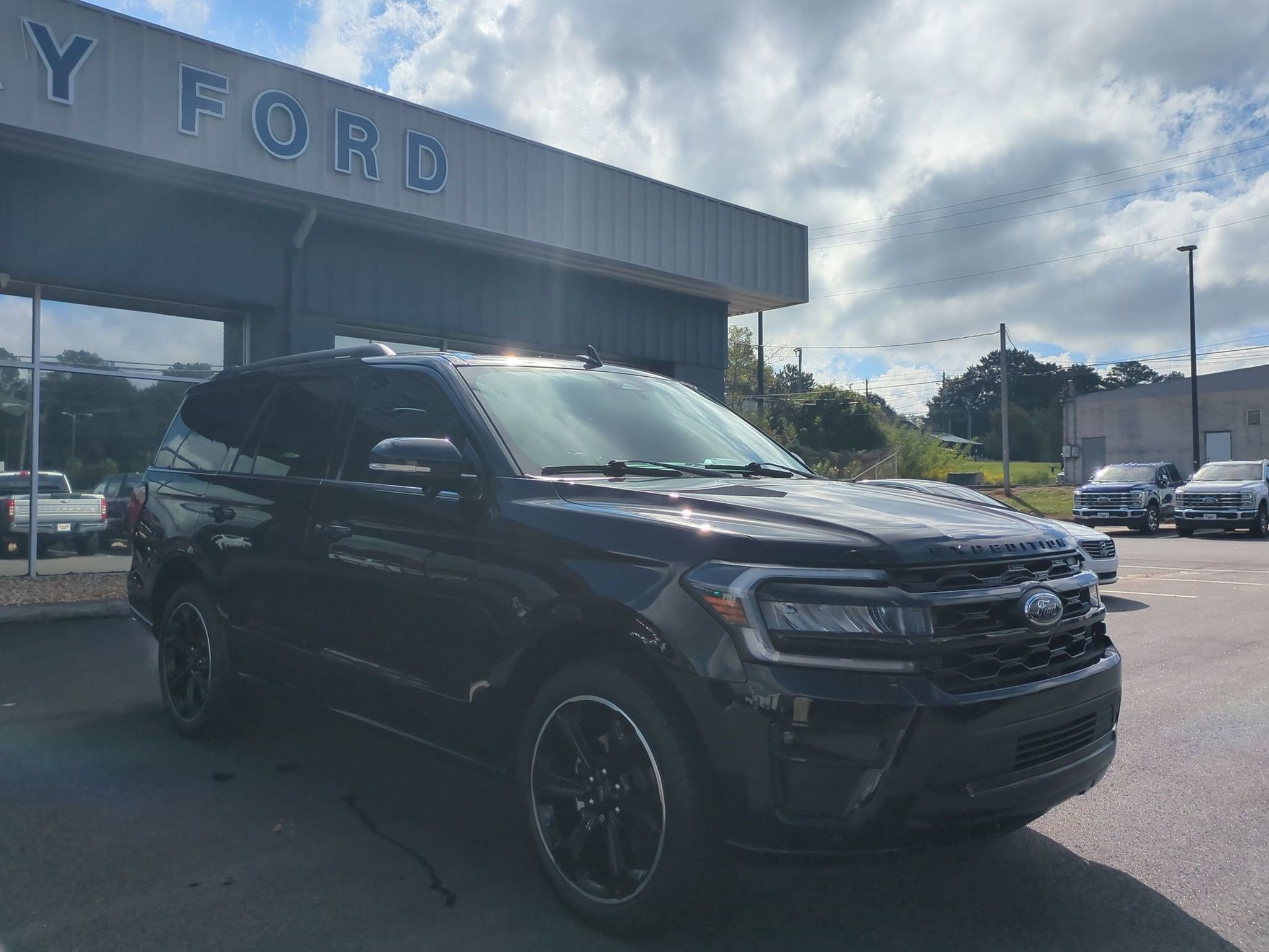Certified 2023 Ford Expedition Limited RWD image 3