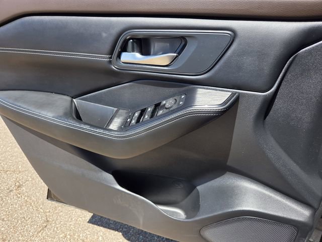 Used 2023 Nissan Rogue SV w/ SV Premium B Package FWD image 17