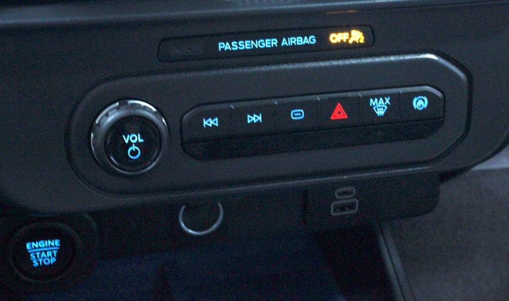 Certified 2025 Ford Maverick XLT w/ 4K Tow Package AWD/4WD image 29