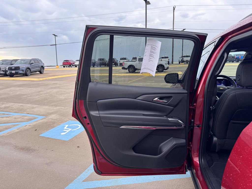 Used 2025 Chevrolet Traverse LT image 28