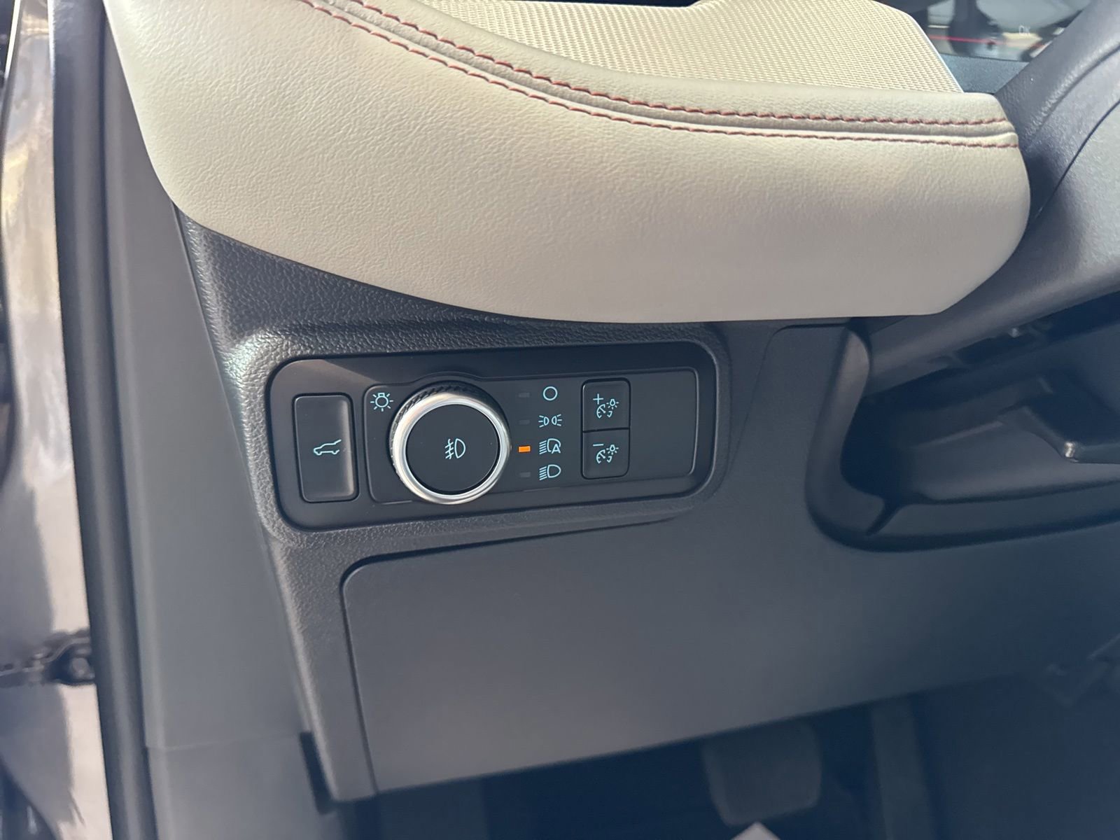 Certified 2025 Ford Explorer Active w/ Active Comfort Package image 28