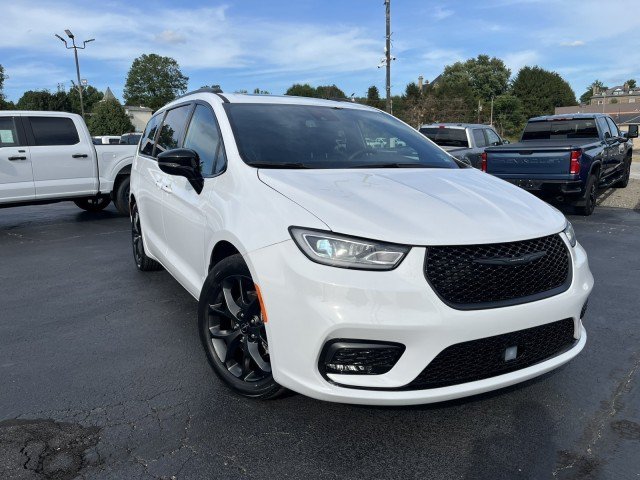 Used 2025 Chrysler Pacifica Limited FWD image 2