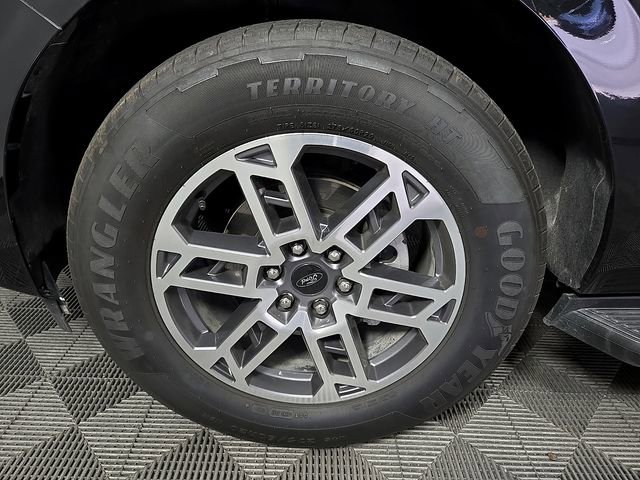 Certified 2025 Ford Expedition Active RWD image 9