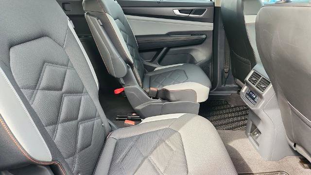 Used 2025 Volkswagen Atlas Peak Edition SE image 37