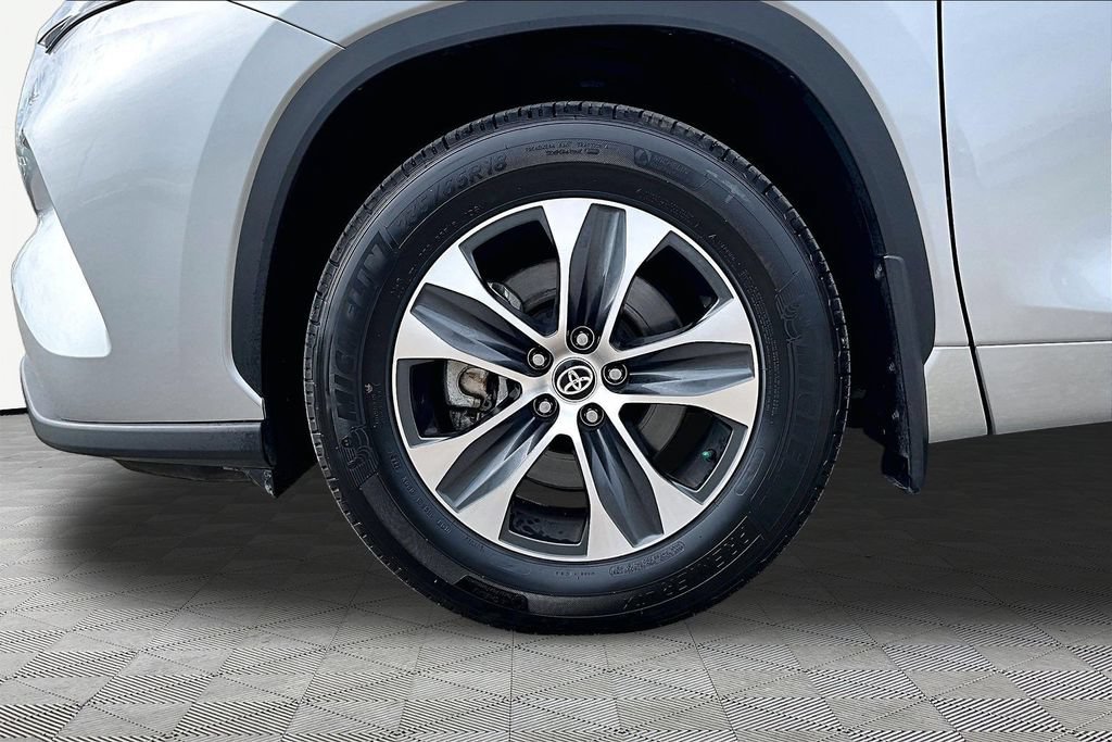 Used 2025 Toyota Highlander XLE AWD/4WD image 9