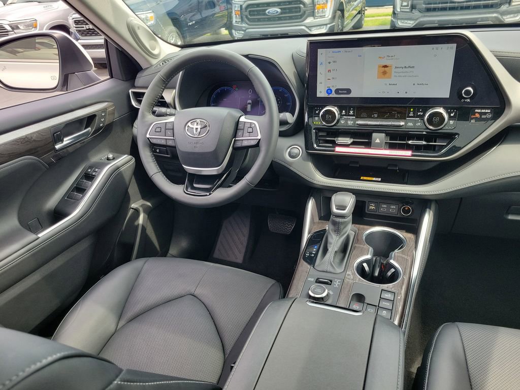 Used 2024 Toyota Highlander Limited AWD/4WD image 13