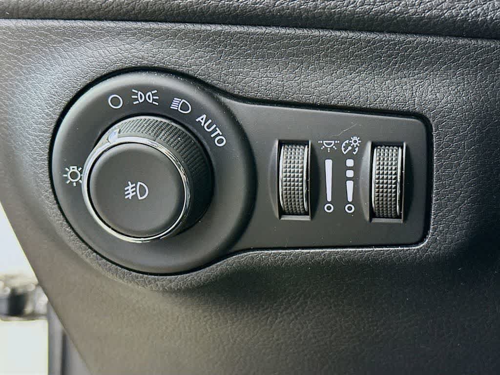 Used 2018 Jeep Compass Latitude FWD image 26
