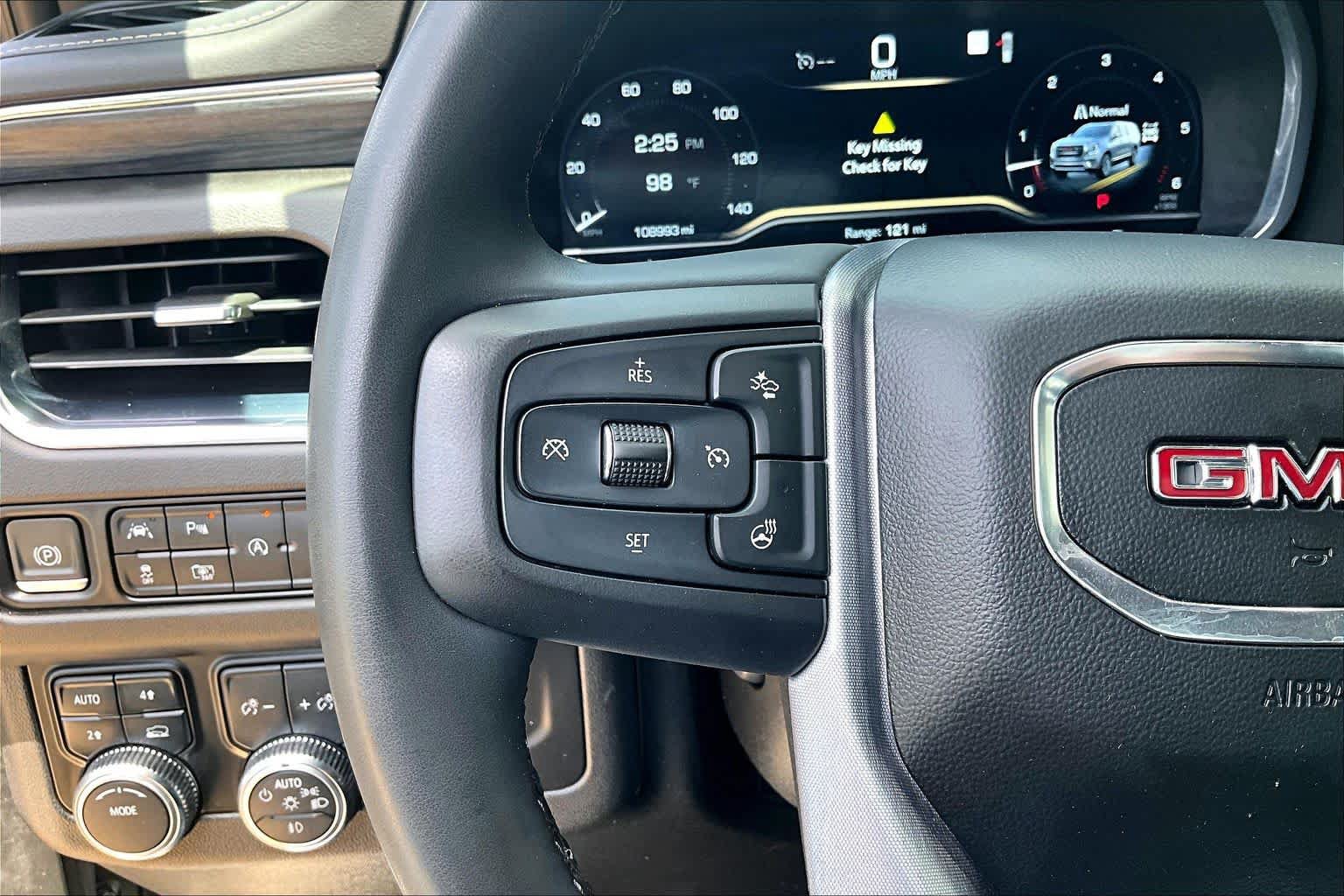 Used 2023 GMC Yukon XL SLT w/ SLT Luxury Package AWD/4WD image 24