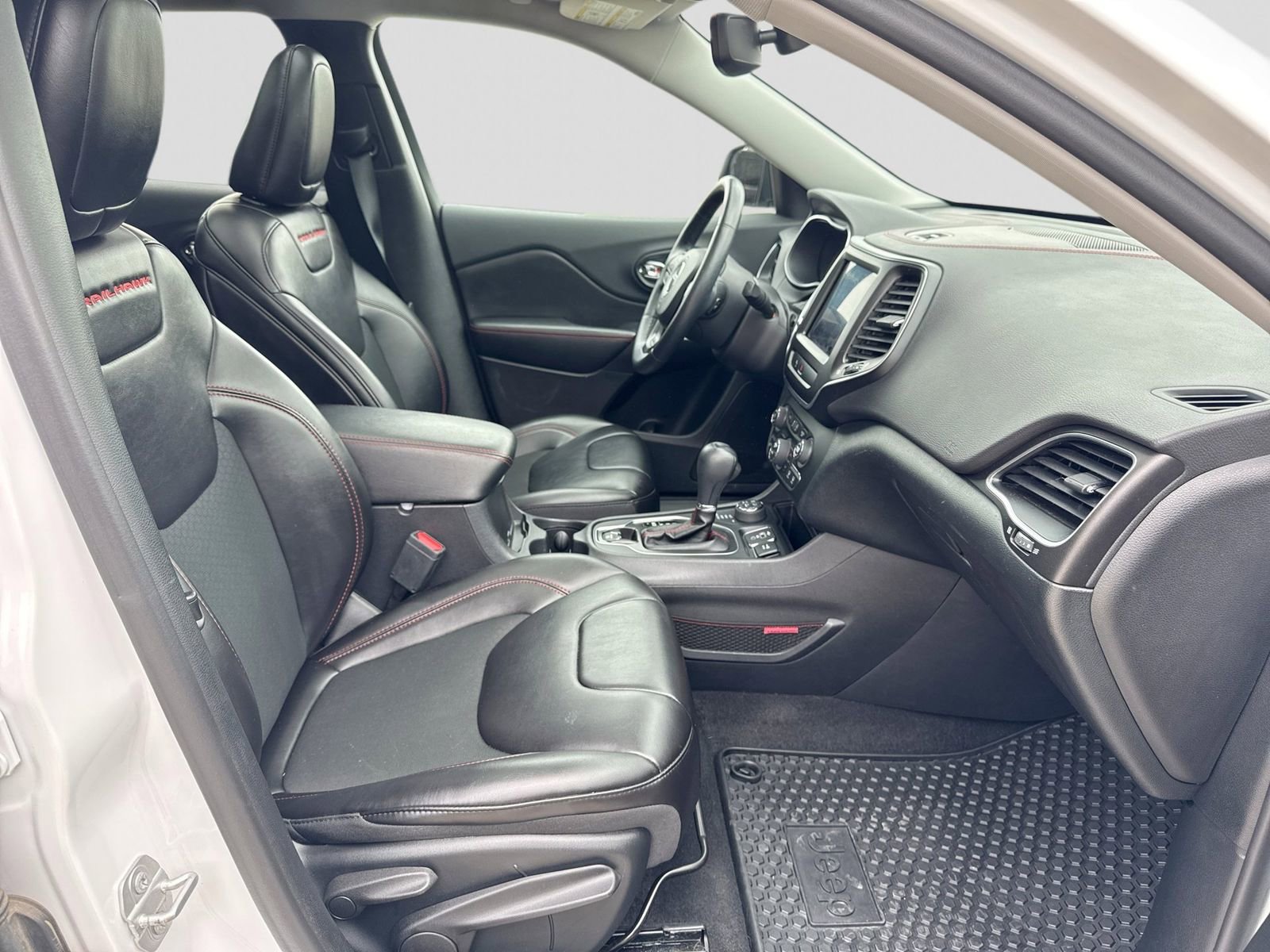 Used 2019 Jeep Cherokee Trailhawk w/ Comfort/Convenience Group AWD/4WD image 26