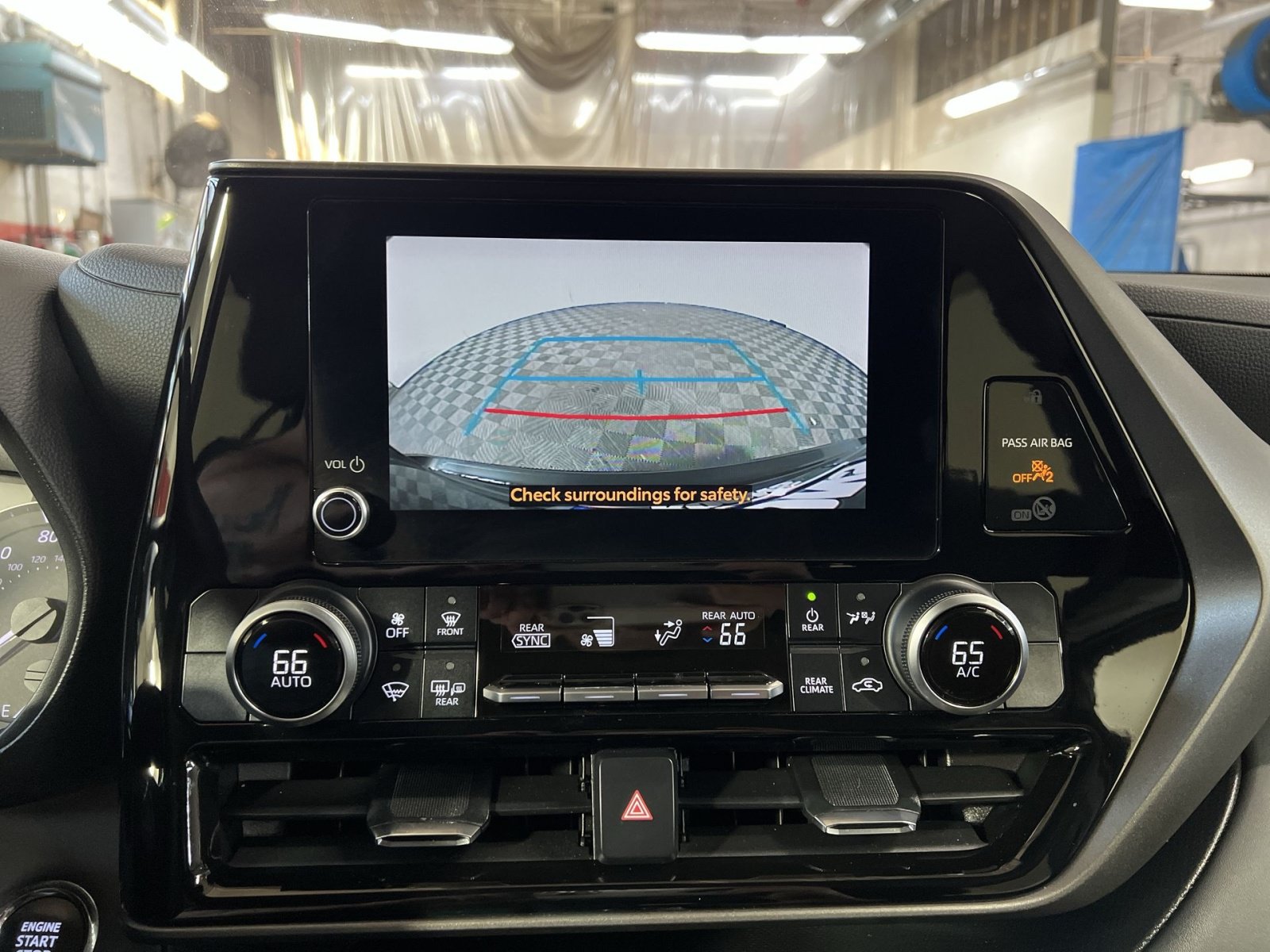 Used 2023 Toyota Highlander LE AWD/4WD image 19