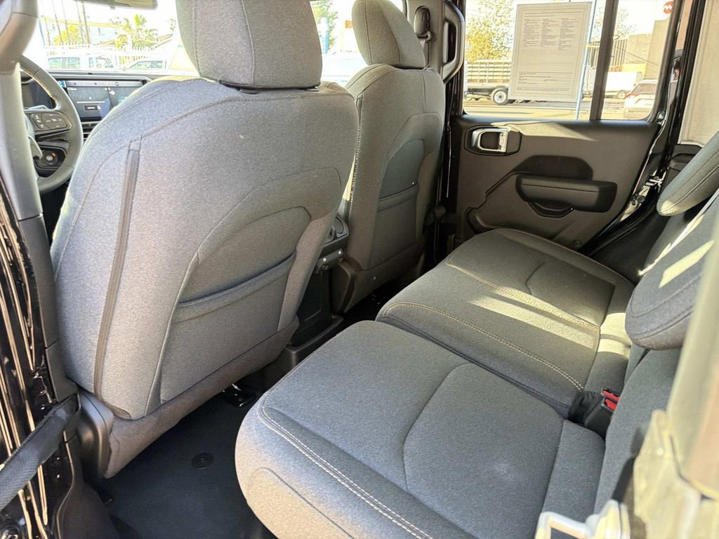Used 2024 Jeep Wrangler Unlimited image 13