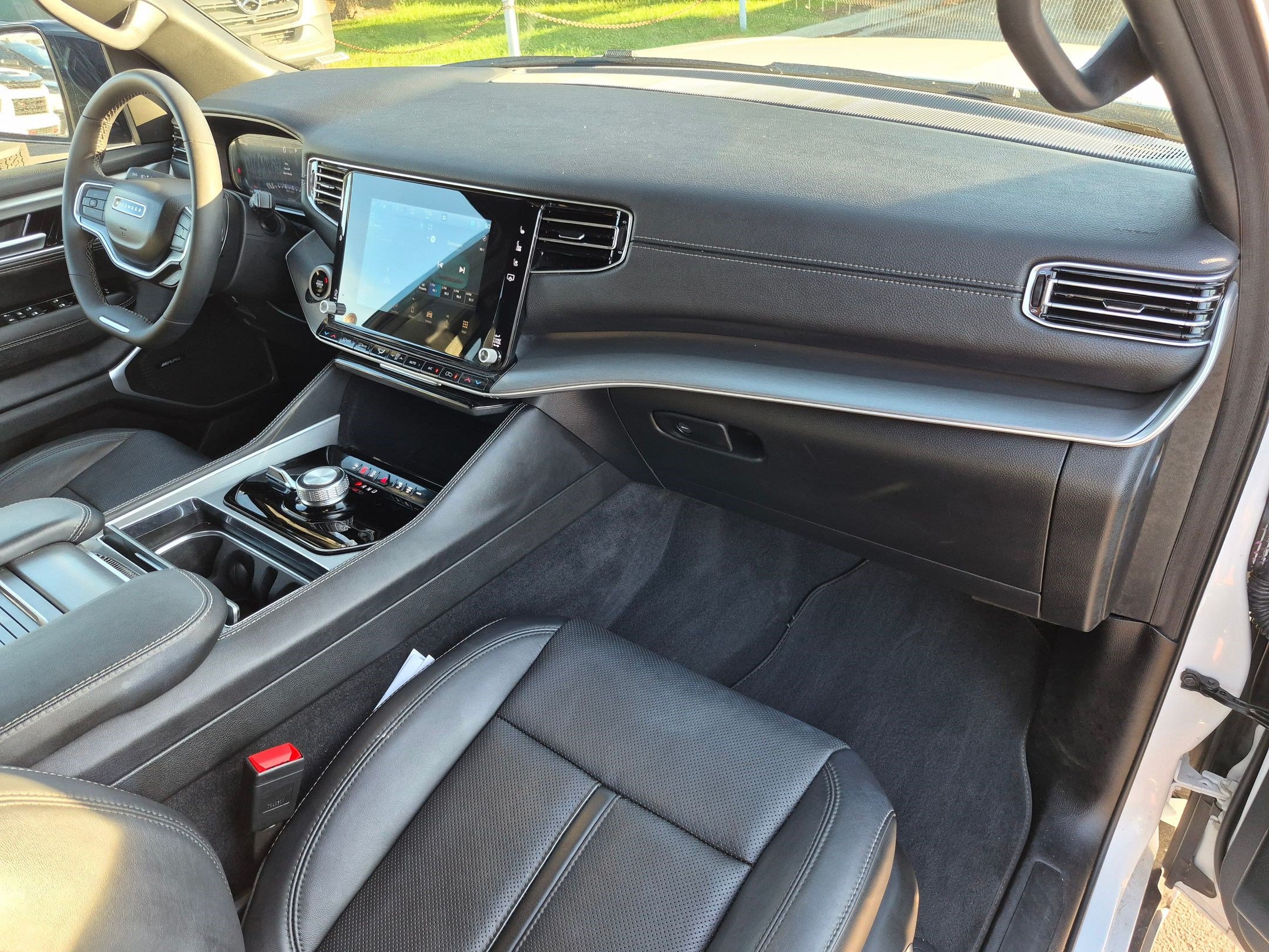 Used 2025 Jeep Wagoneer L Series II AWD/4WD image 36