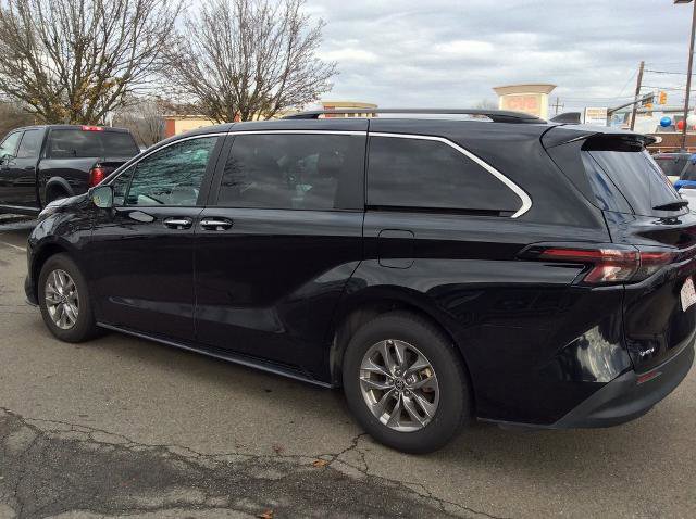 Used 2025 Toyota Sienna XLE image 6
