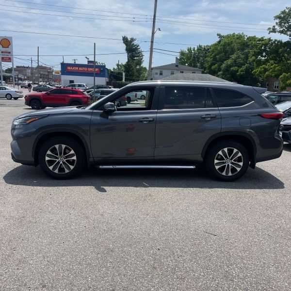 Used 2023 Toyota Highlander XLE AWD/4WD image 27