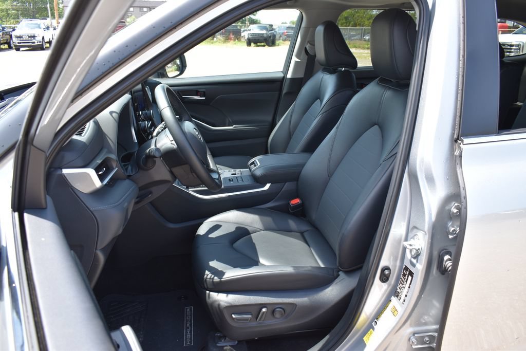 Used 2025 Toyota Highlander XLE AWD/4WD image 6