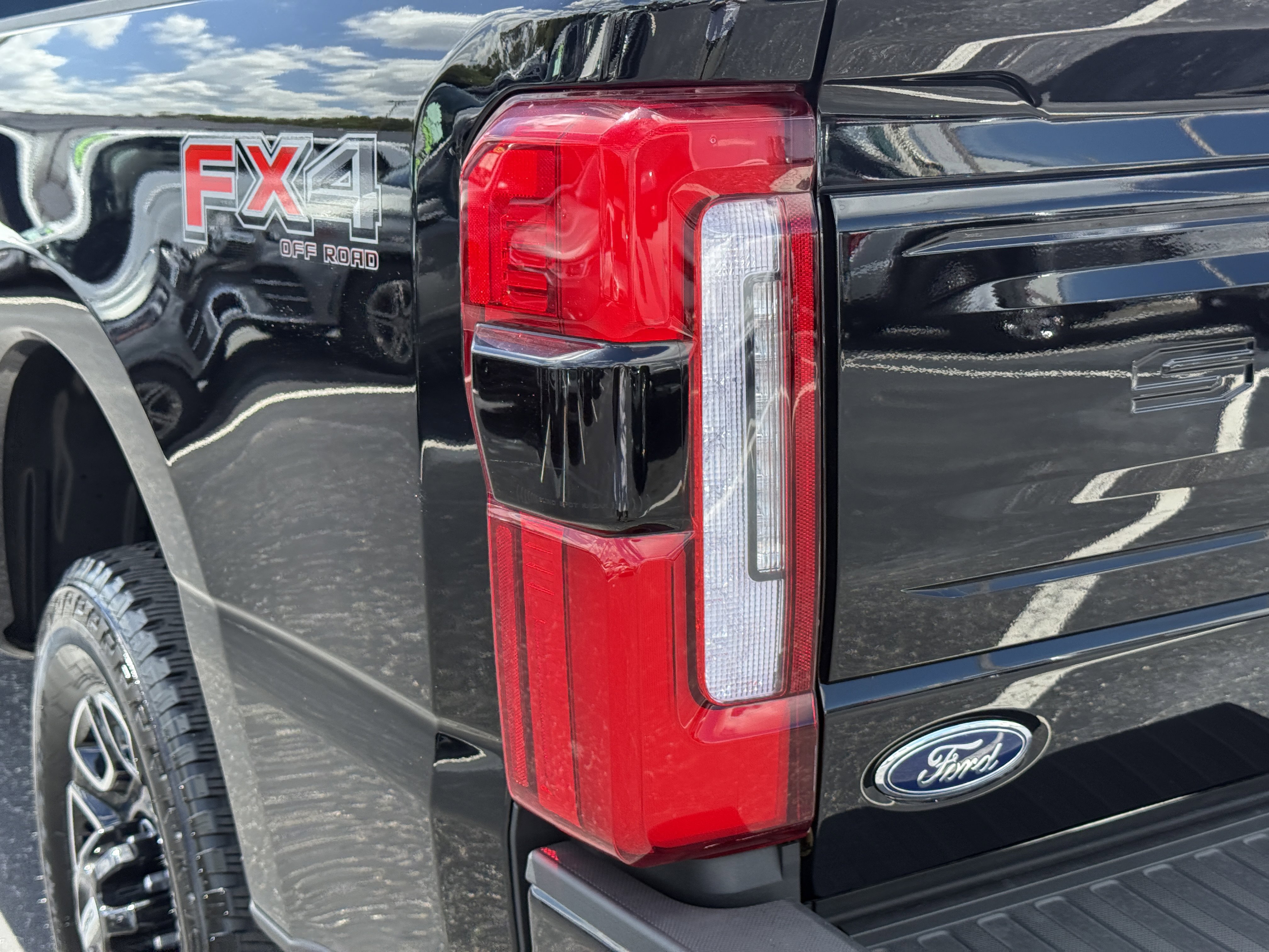 Certified 2025 Ford F250 Platinum w/ FX4 Off-Road Package image 8
