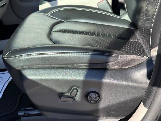 Used 2023 Chrysler Pacifica Touring-L FWD image 26