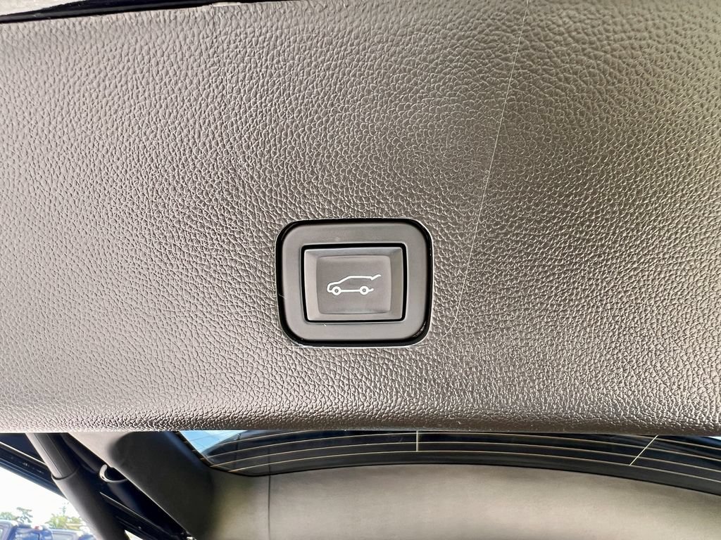 Used 2023 Chevrolet Traverse Premier w/ Redline Edition AWD/4WD image 17