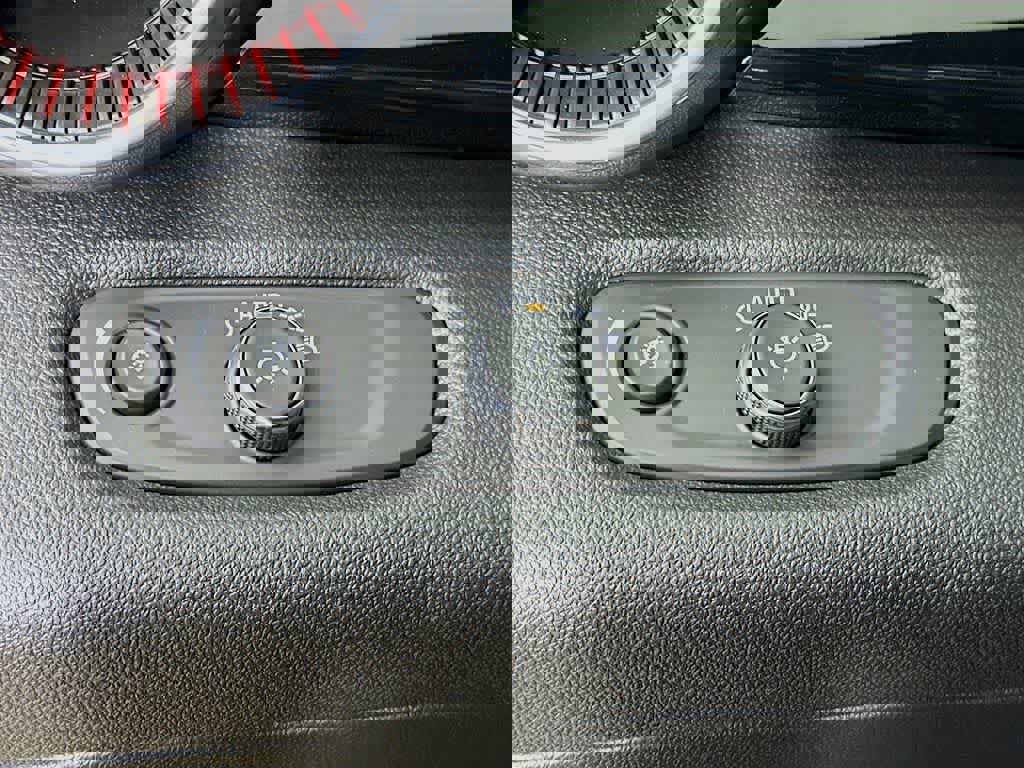 Used 2024 Chevrolet Trax RS w/ Sunroof Package image 26