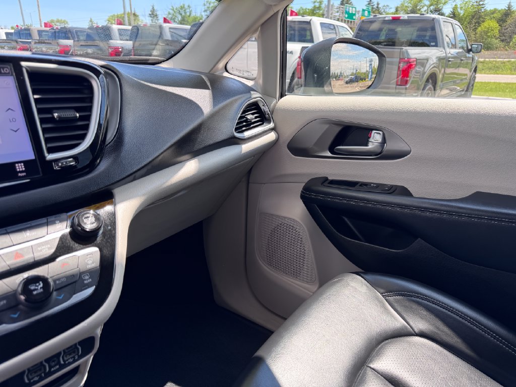 Used 2023 Chrysler Pacifica Touring-L FWD image 16
