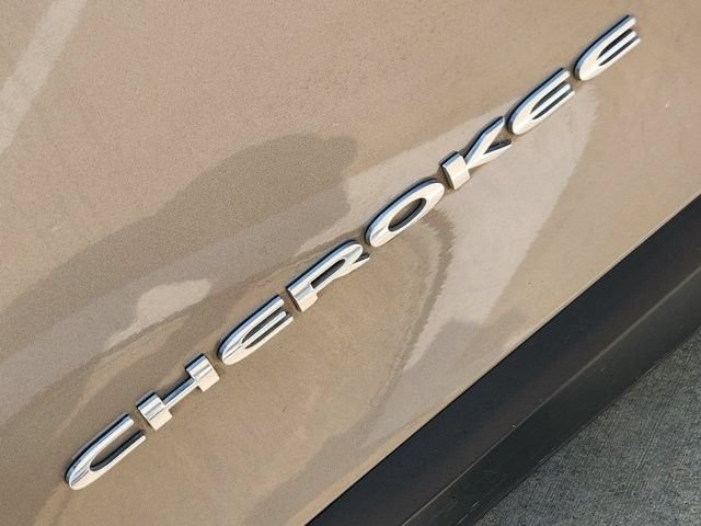 Used 2019 Jeep Cherokee Latitude w/ Popular Appearance Group FWD image 11