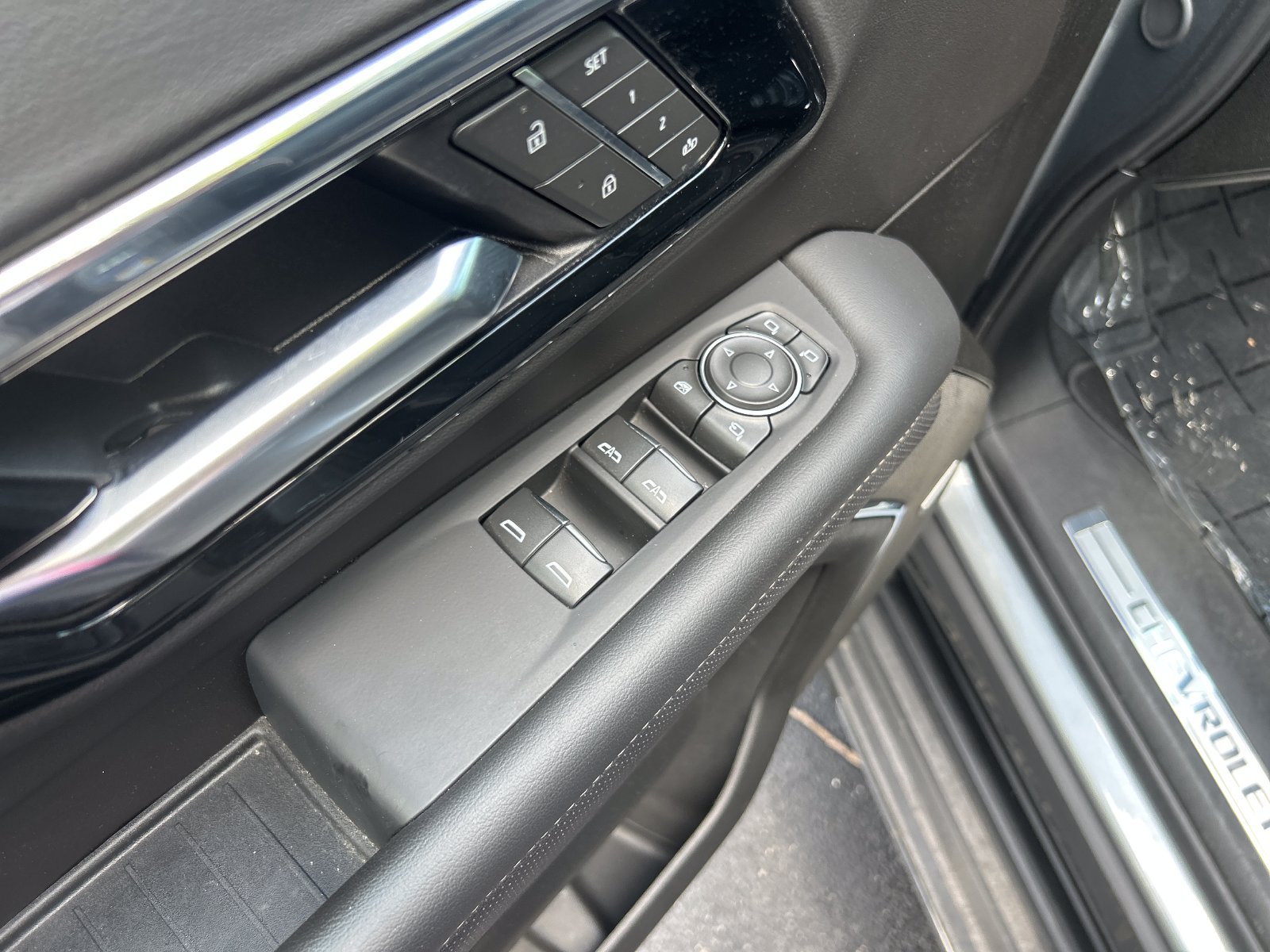 Used 2025 Chevrolet Suburban Premier RWD image 14