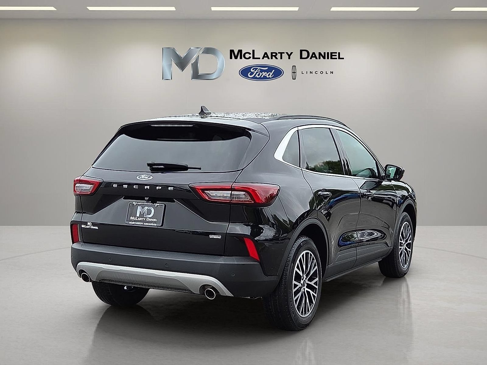 Certified 2025 Ford Escape SE w/ PHEV Premium Package FWD image 5
