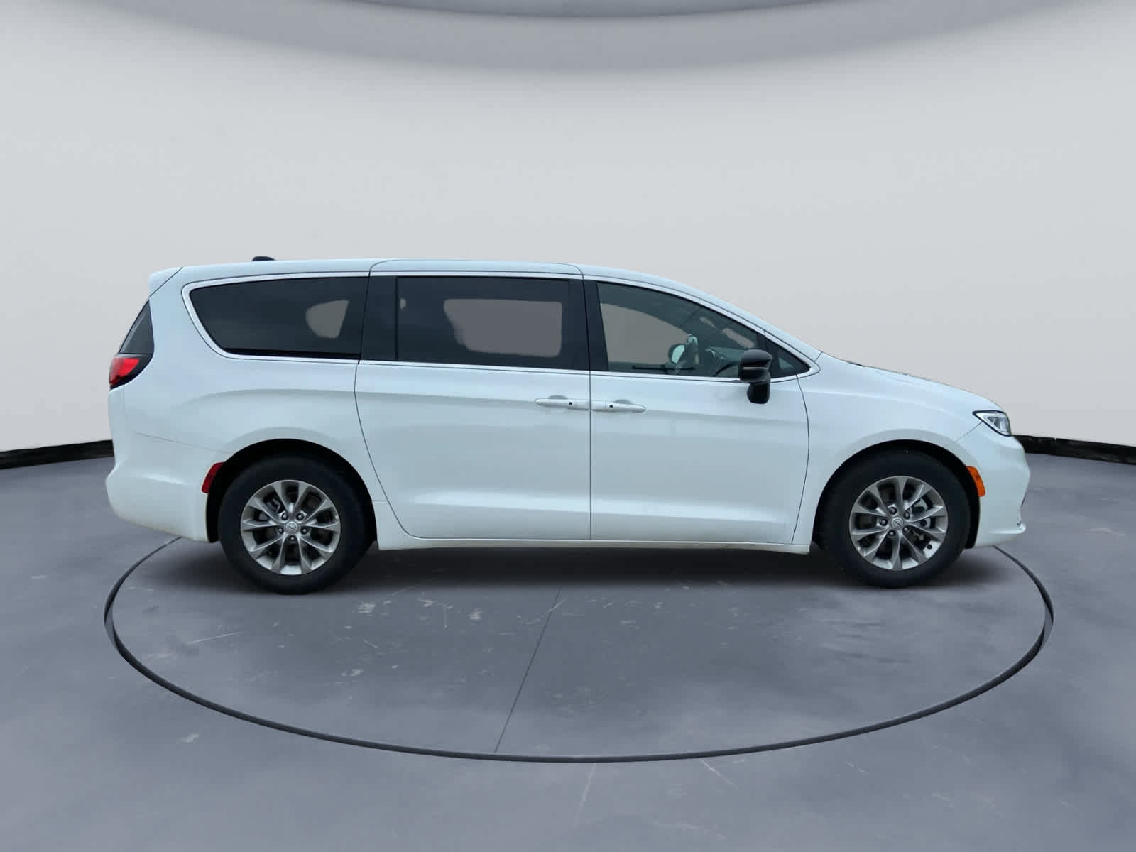 Used 2026 Chrysler Pacifica Limited FWD image 3