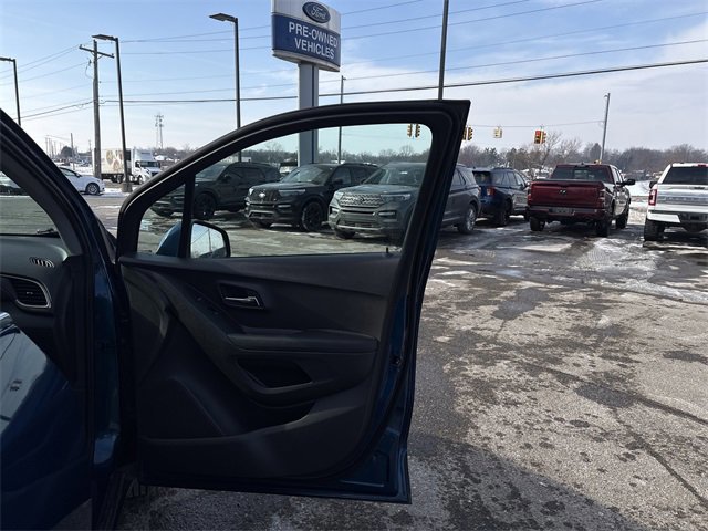 Used 2020 Chevrolet Trax LT w/ Driver Confidence Package image 17