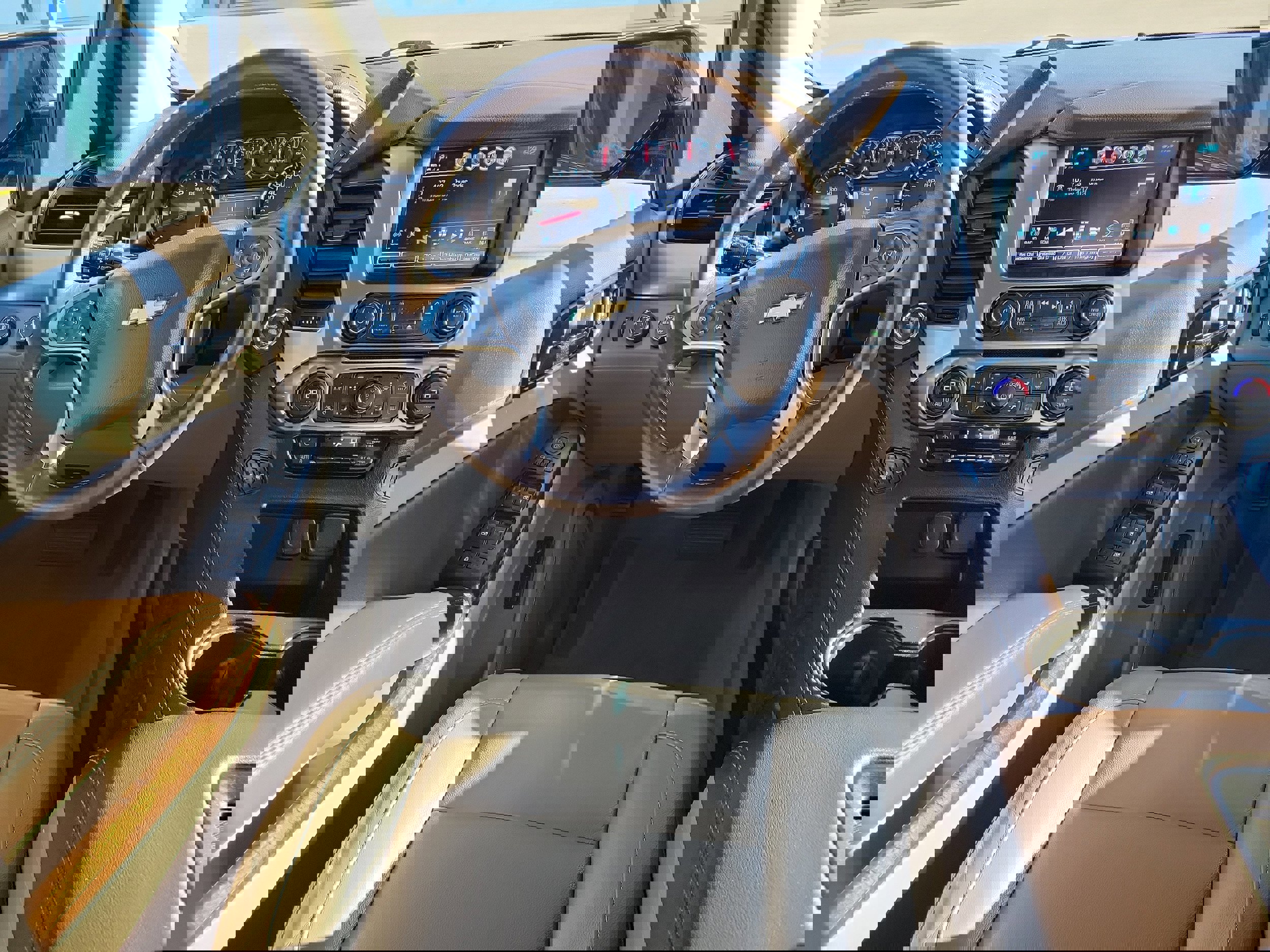 Used 2018 Chevrolet Suburban LT w/ Luxury Package image 17