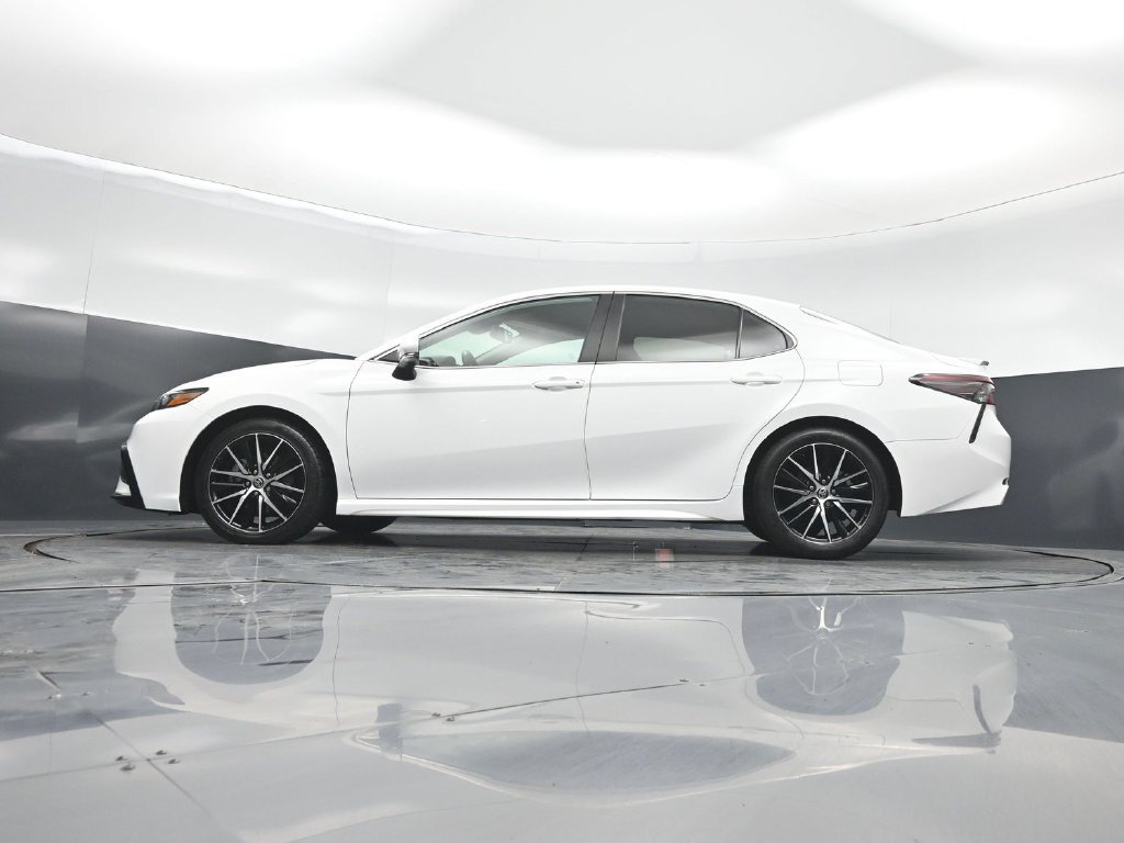 Used 2023 Toyota Camry SE w/ Cold Weather Package FWD image 7