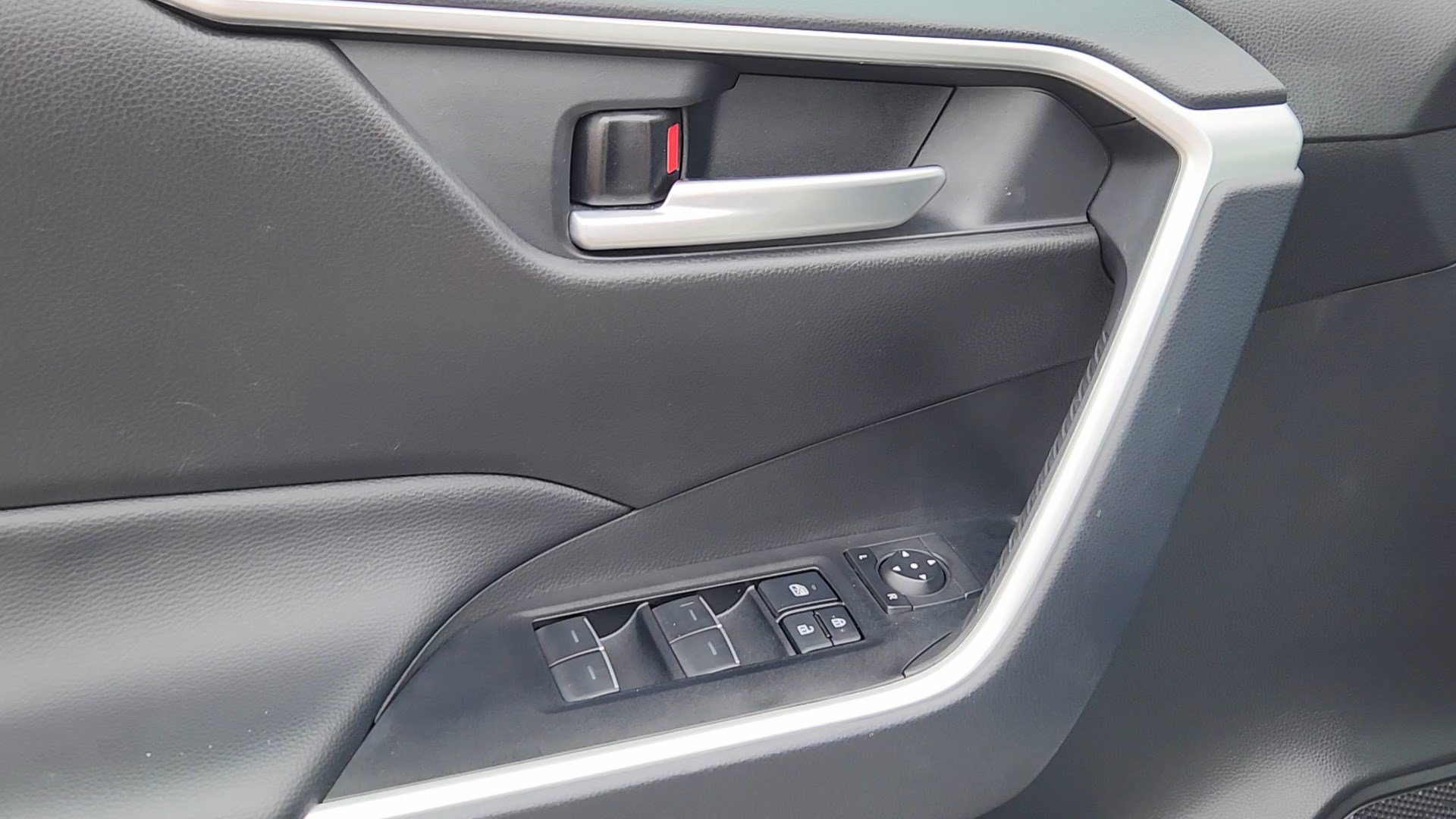 Used 2025 Toyota RAV4 XLE w/ Convenience Package AWD/4WD image 26