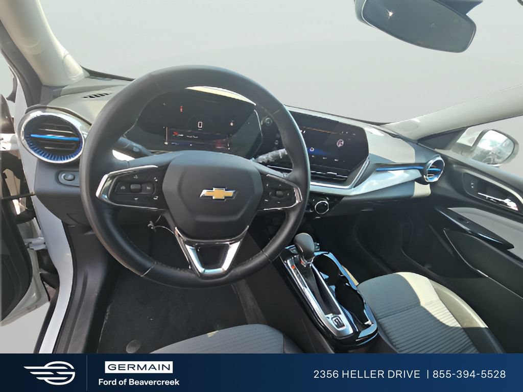 Used 2025 Chevrolet Trax LT w/ LT Convenience Package FWD image 12