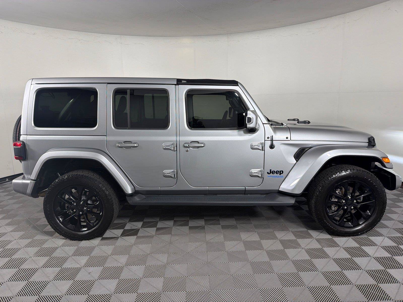 Used 2021 Jeep Wrangler Unlimited Sahara AWD/4WD image 9