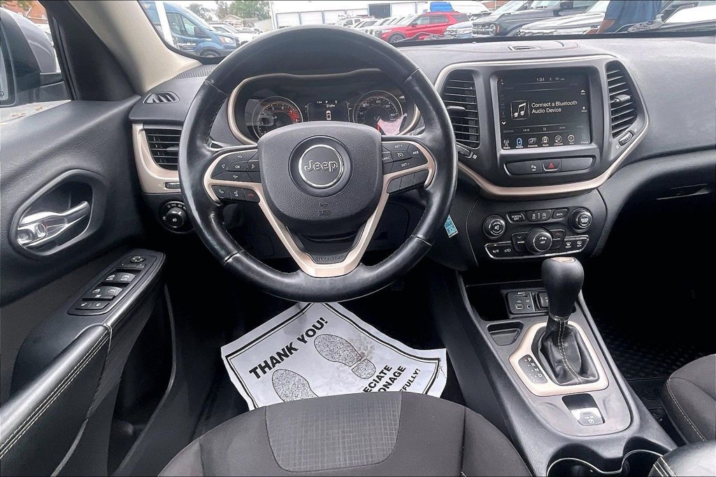 Used 2017 Jeep Cherokee Latitude w/ Safety/Convenience Group FWD image 4