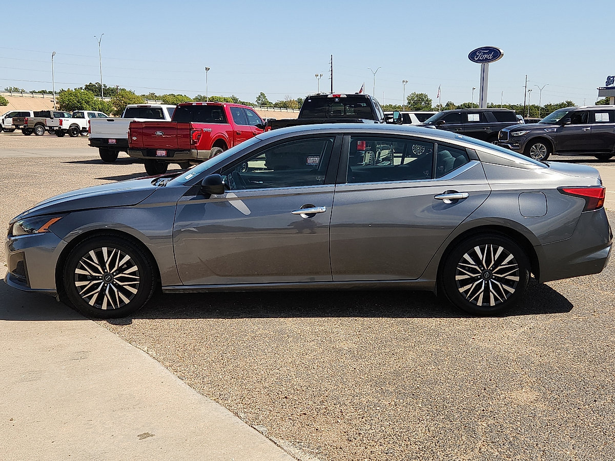 Used 2025 Nissan Altima 2.5 SV FWD image 2
