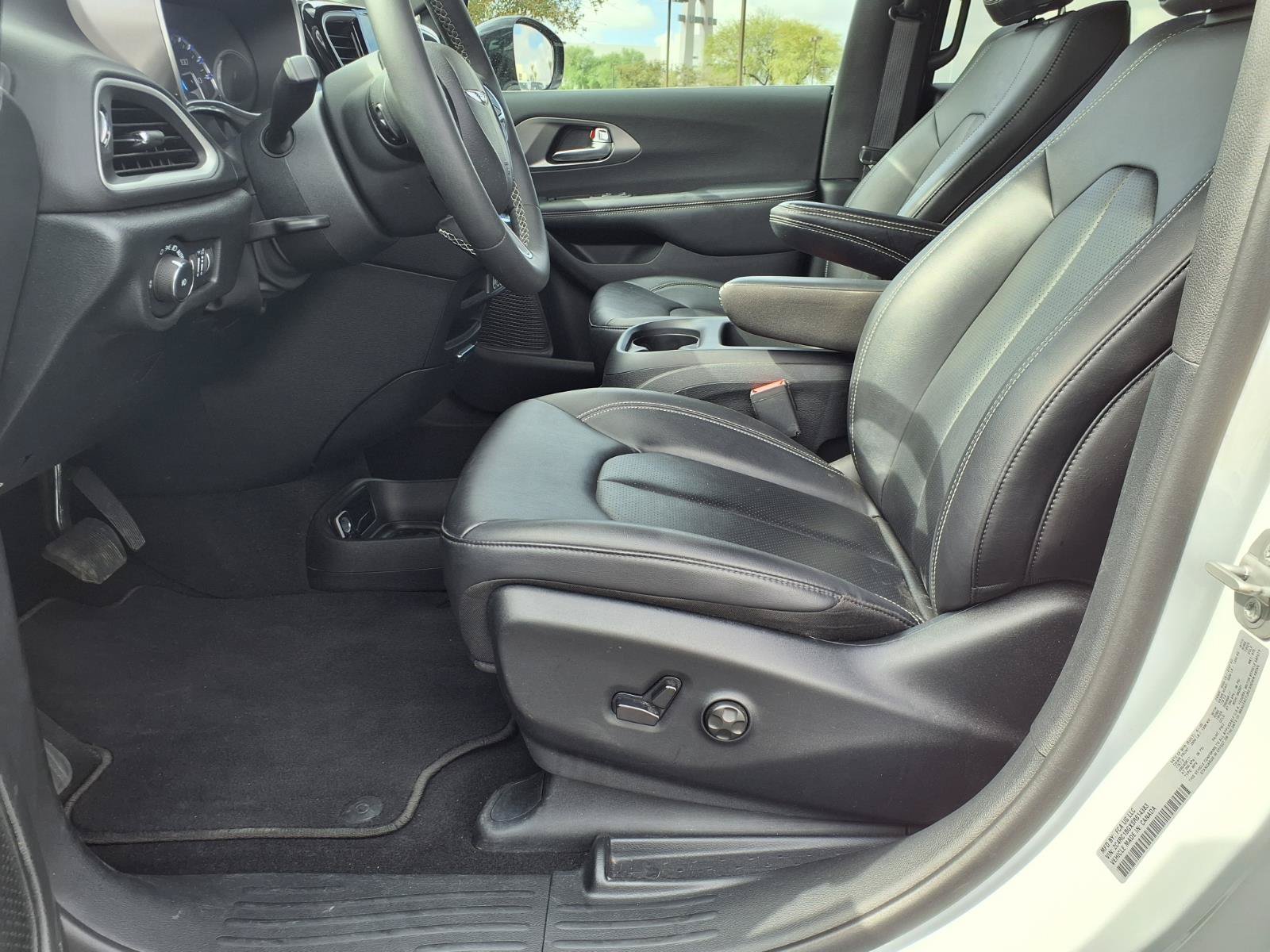 Used 2025 Chrysler Pacifica Select FWD image 24