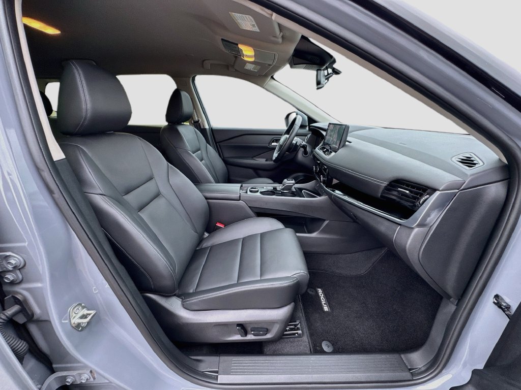 Used 2025 Nissan Rogue SL AWD/4WD image 28