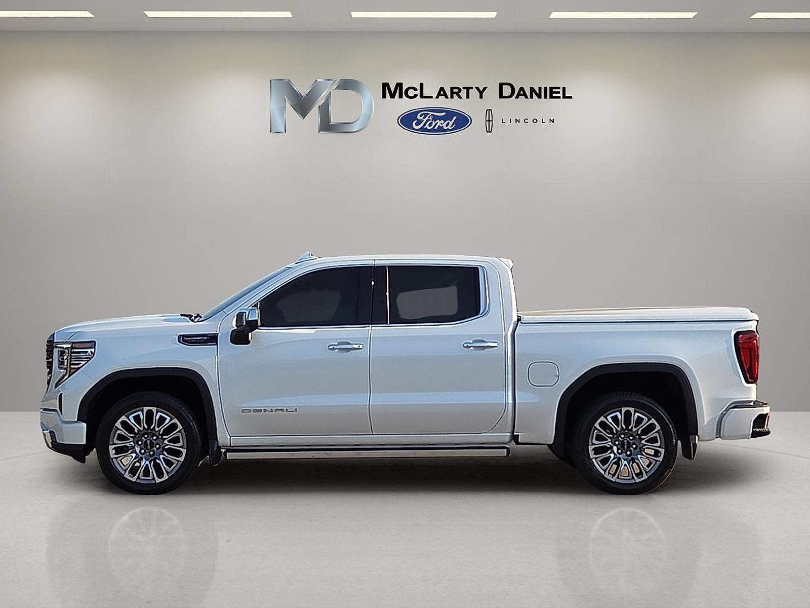 Used 2025 GMC Sierra 1500 Denali Ultimate AWD/4WD image 3