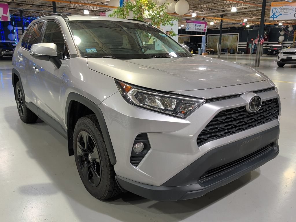 Used 2020 Toyota RAV4 XLE AWD/4WD image 3