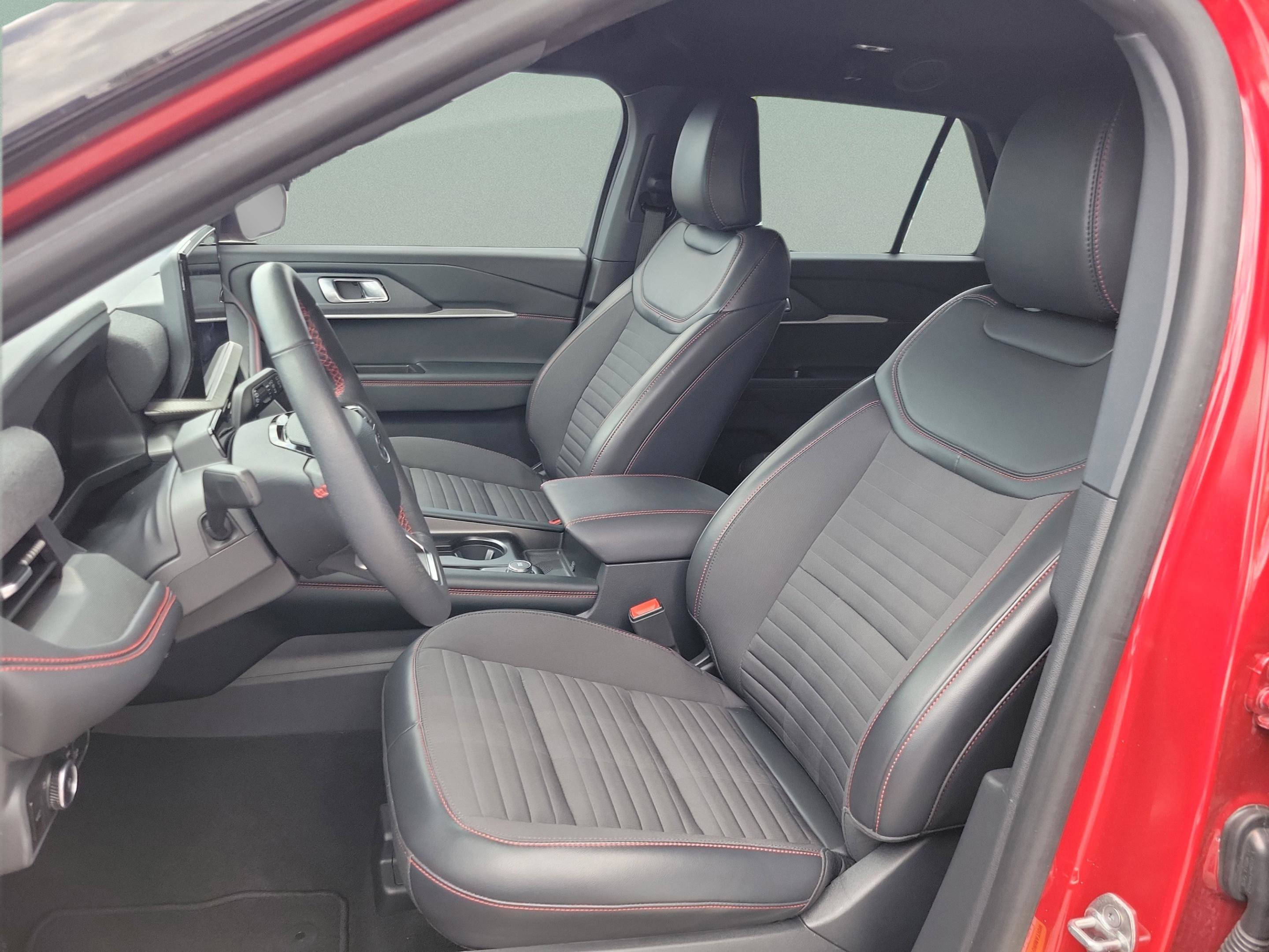 Certified 2025 Ford Explorer ST-Line w/ Premium Package RWD image 17