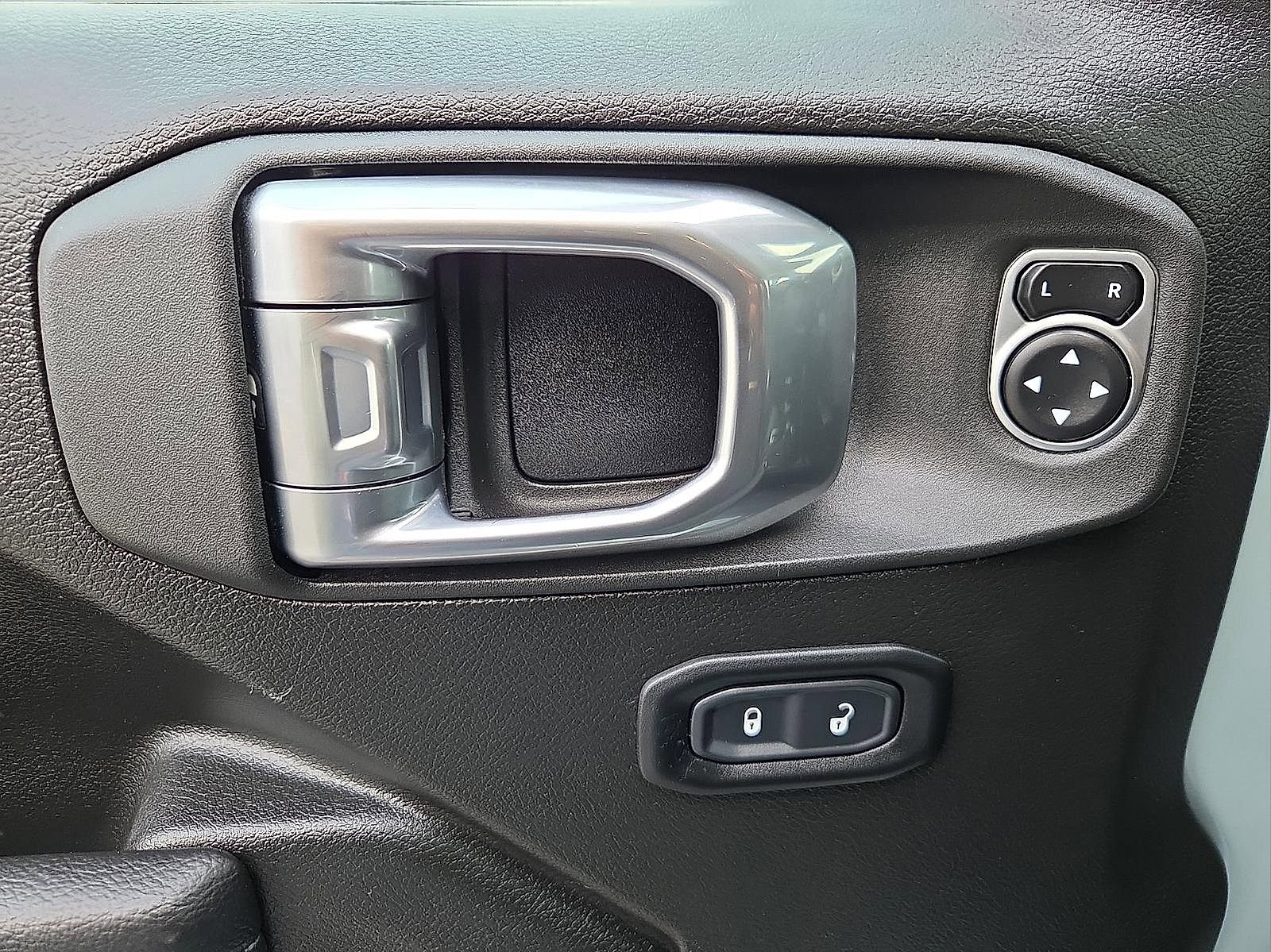 Used 2024 Jeep Wrangler Sport S image 13