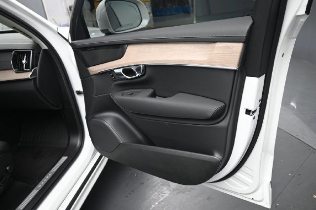 Used 2025 Volvo XC90 B6 Plus w/ Protection Package Premier AWD/4WD image 38