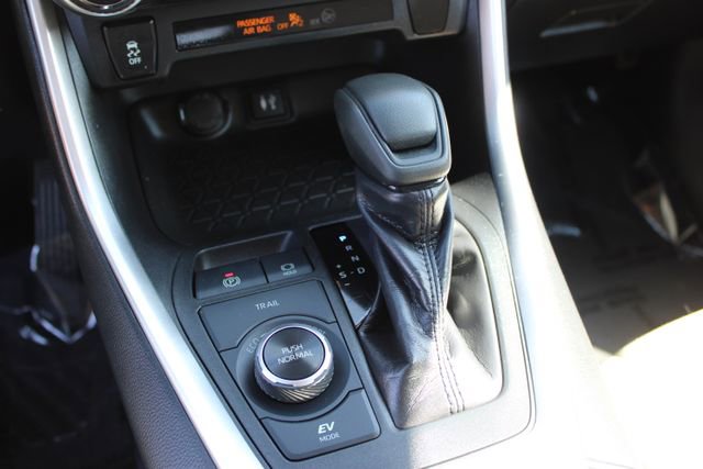 Used 2019 Toyota RAV4 LE w/ Carpet Mat Package AWD/4WD image 4