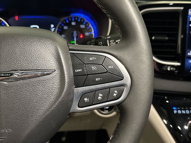 Used 2024 Chrysler Pacifica Touring-L FWD image 21