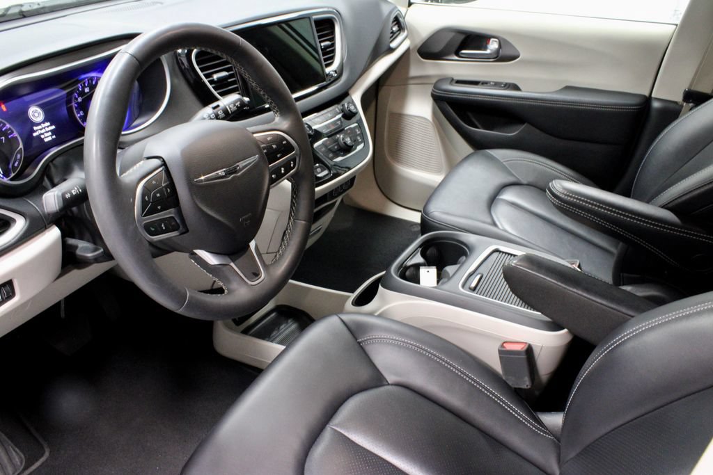 Used 2024 Chrysler Pacifica Touring-L FWD image 25